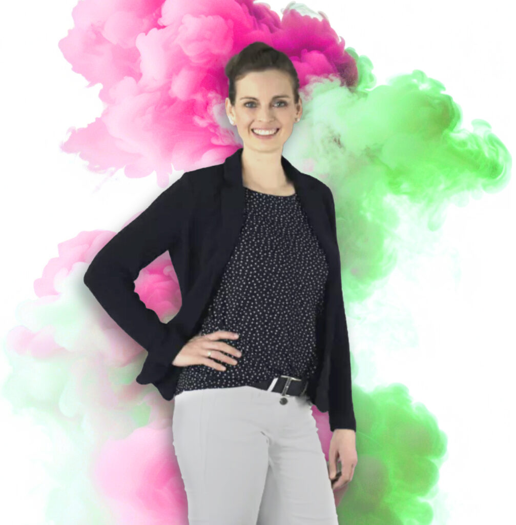 Maike Droste vor rosa und grünem Farbrauch