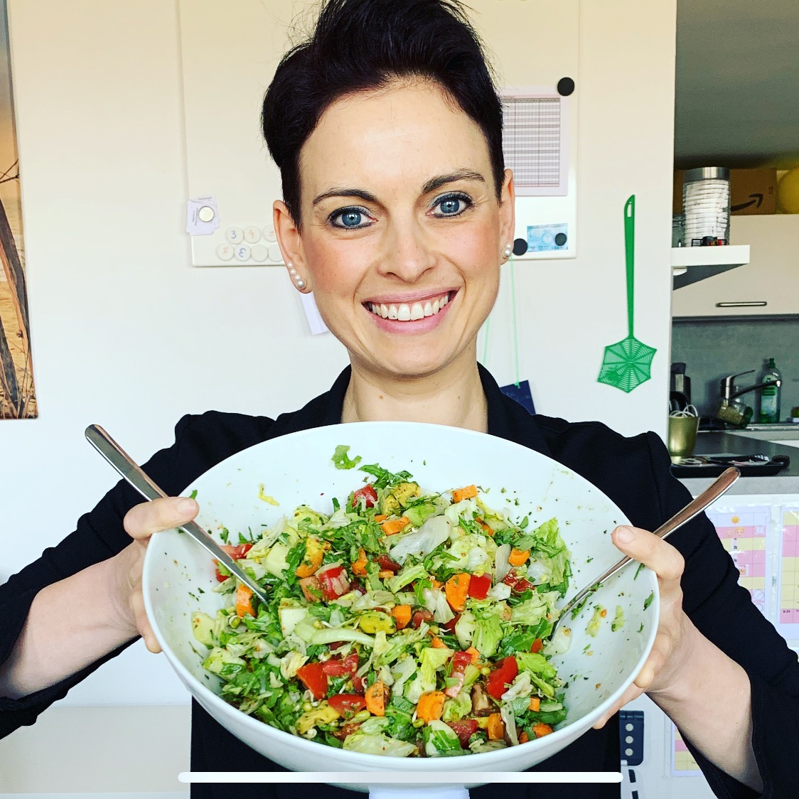 Maike Droste mit einer großen Schüssel Salat