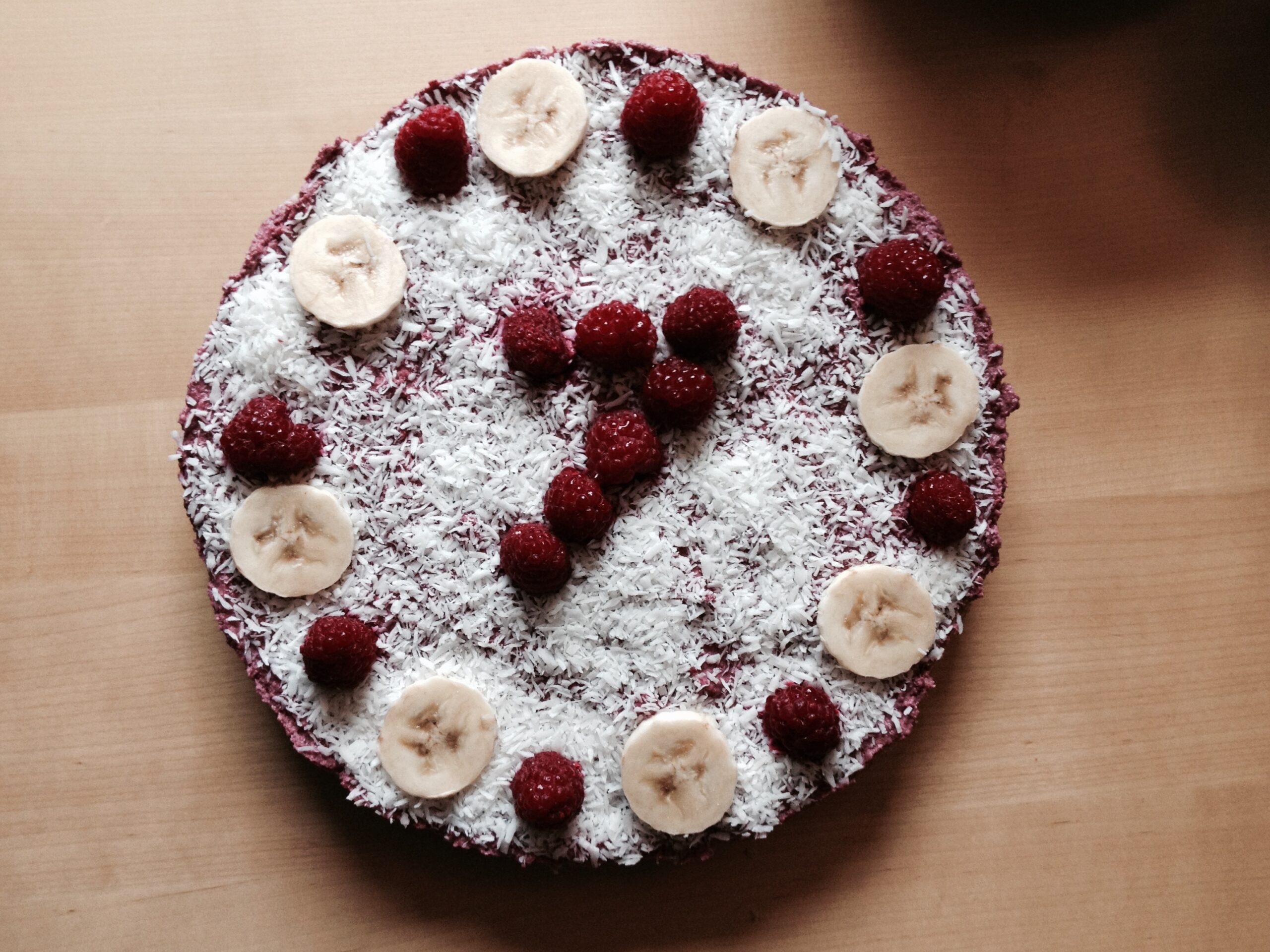 Rohkosttorte mit Himbeeren, Bananen und Kokos
