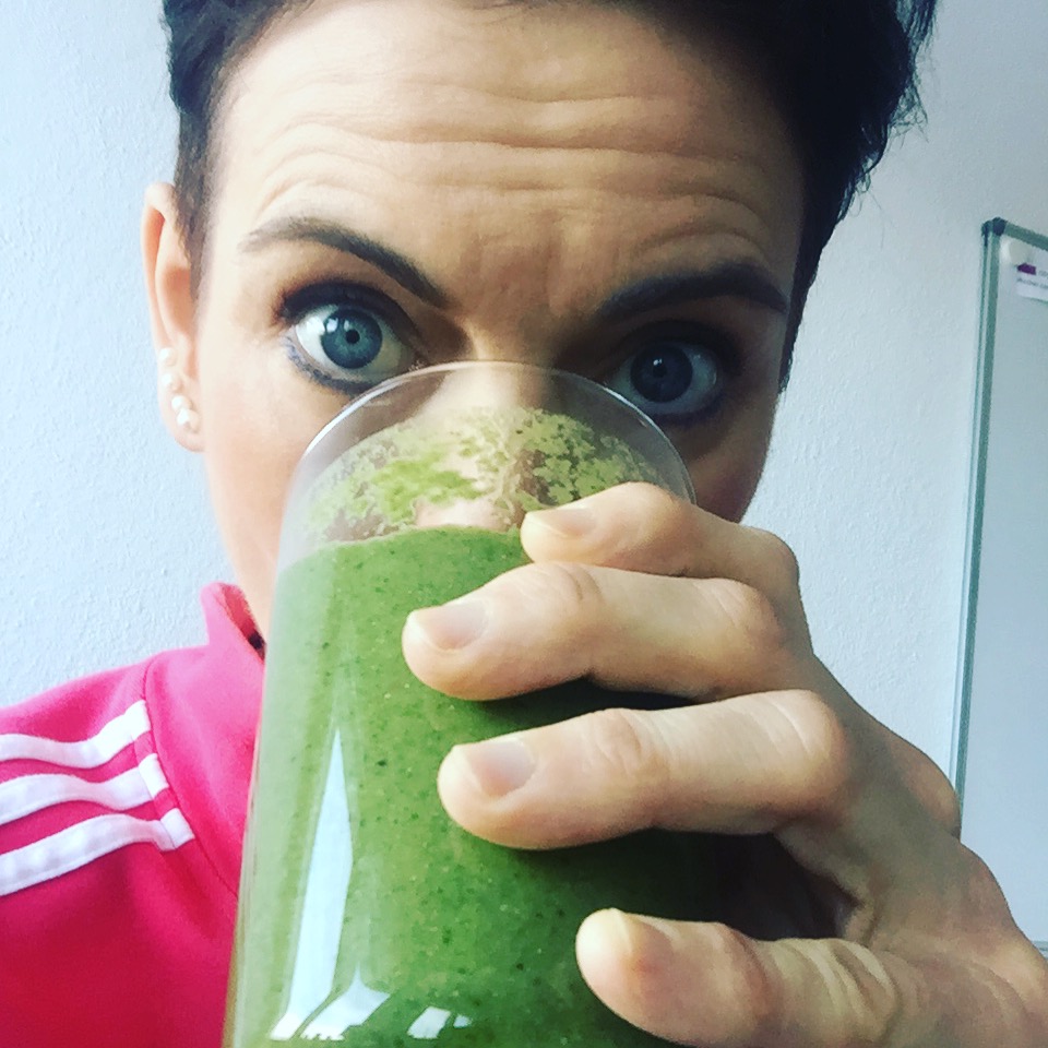 Maike Droste mit grünem Smoothie